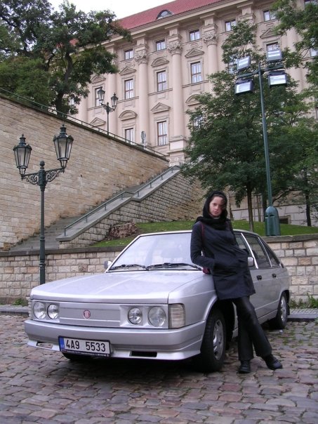 Avec une superbe Tatra devant le Ministere des Affaires Etrangeres